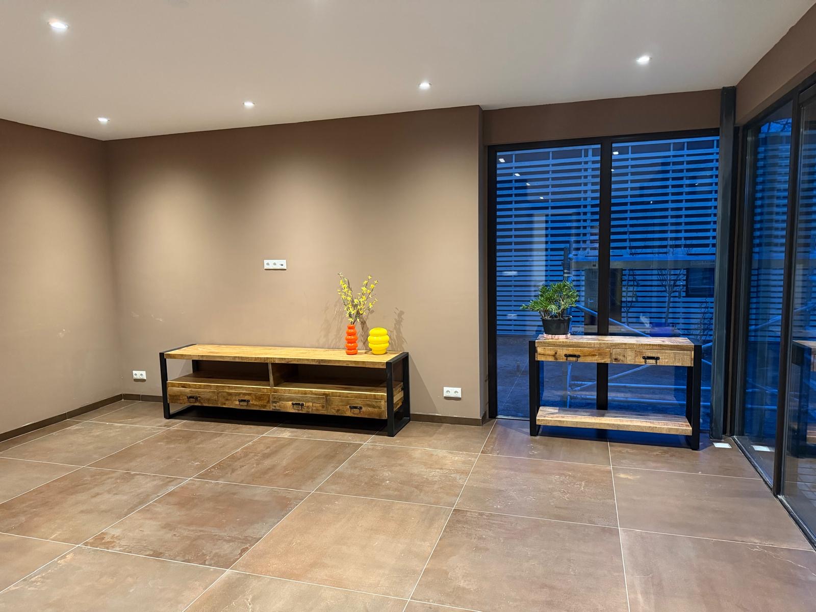 Woonkamer met een grote nieuwe tegelvloer