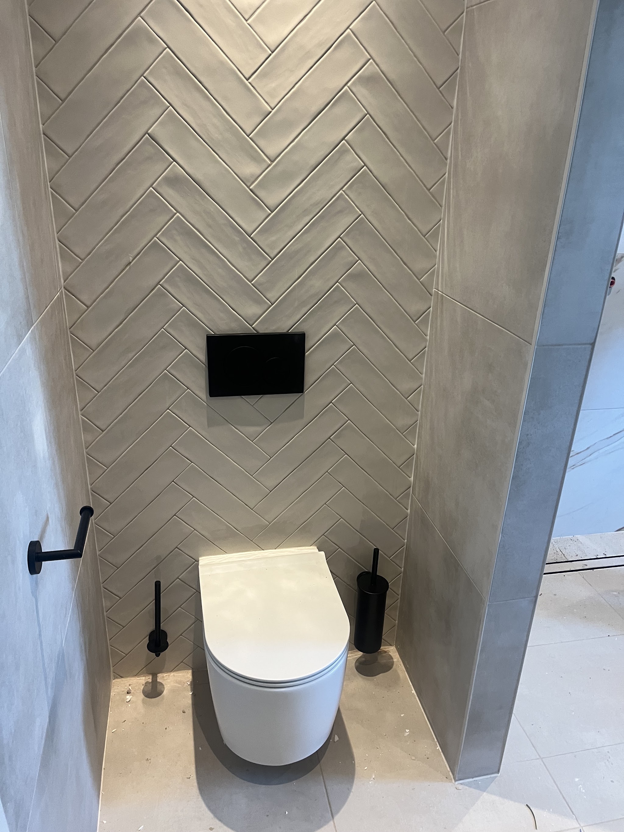 Toilet met witte visgraattegels